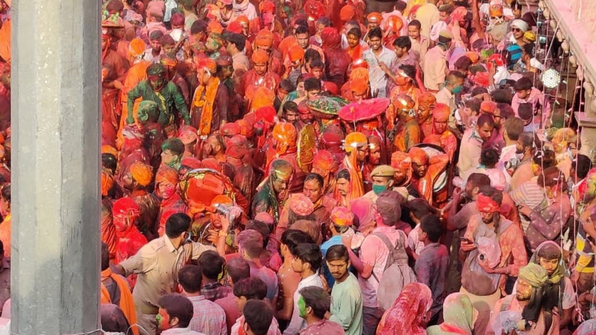 नंदगांव में बरसीं बरसाने के हुरियारों पर प्रेम की लाठियां