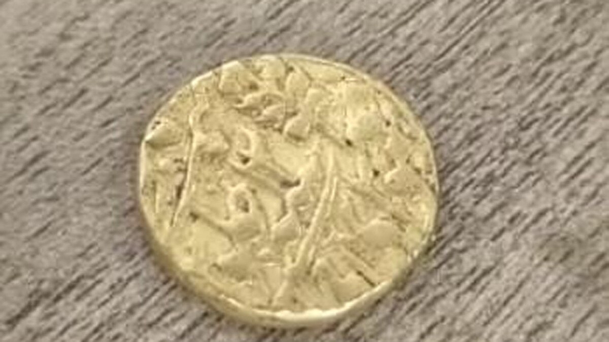 शख्स को खुदाई के दौरान मिलीं 216 सोने अशर्फियां (फोटो- समीर एस शेख)