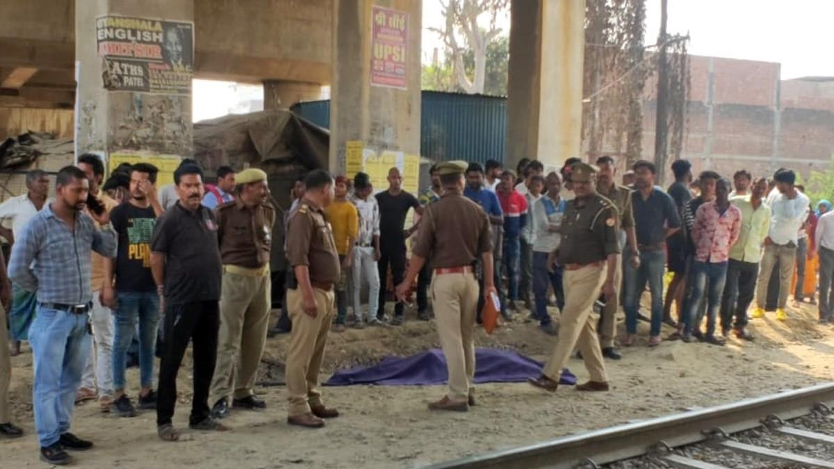 ट्रेन से टकराकर युवक की मौत (फोटो- शैलेन्द्र प्रताप सिंह)