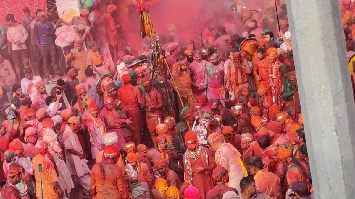 नंदगांव में बरसीं बरसाने के हुरियारों पर प्रेम की लाठियां