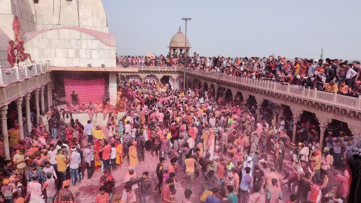 नंदगांव में बरसीं बरसाने के हुरियारों पर प्रेम की लाठियां