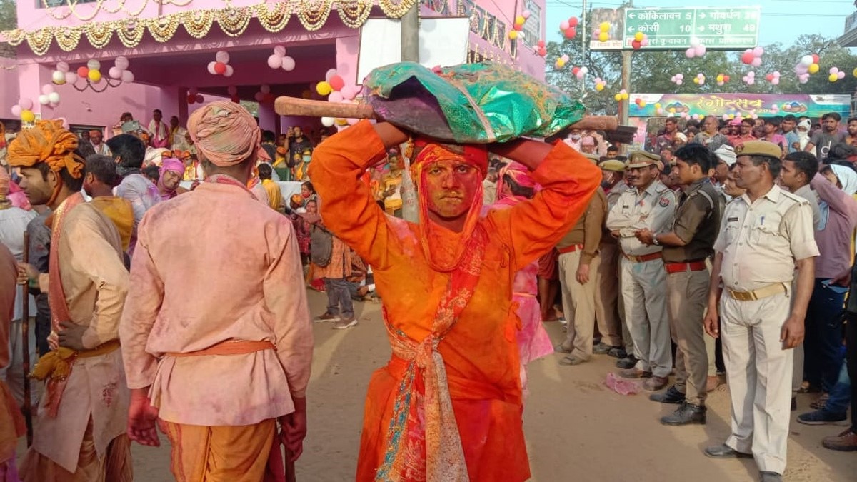 नंदगांव में बरसीं बरसाने के हुरियारों पर प्रेम की लाठियां