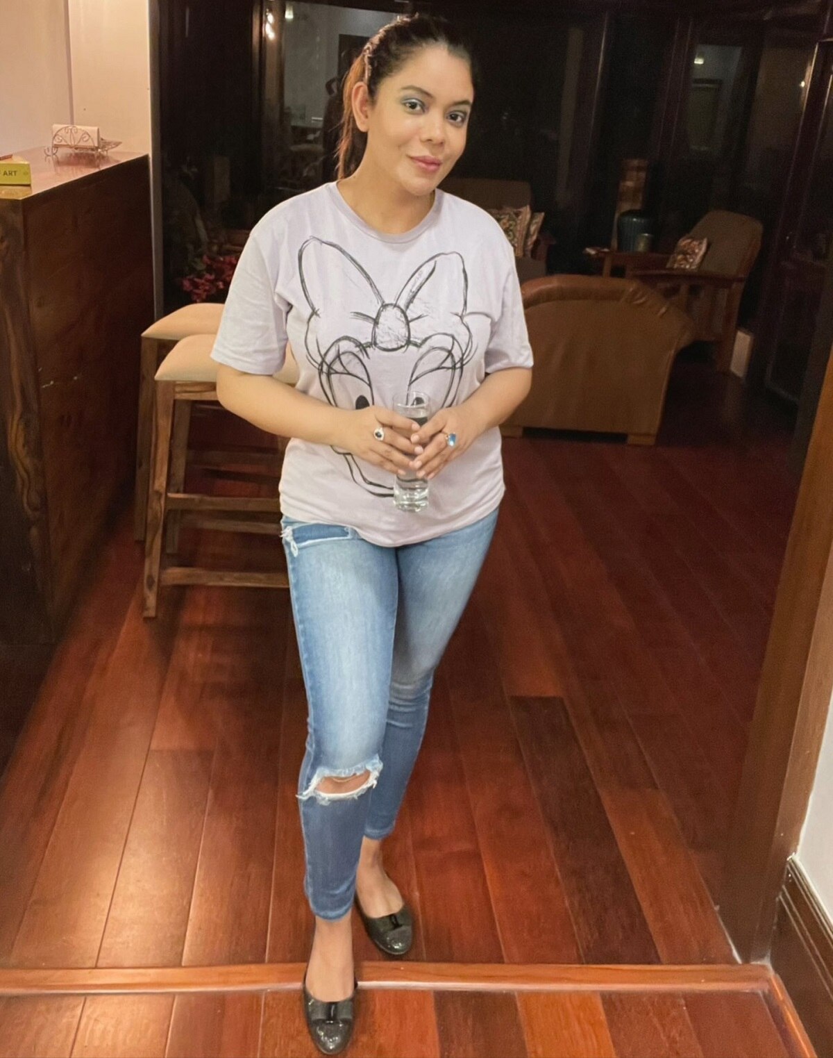 सोशल मीडिया पर फटी जींस की बाढ़