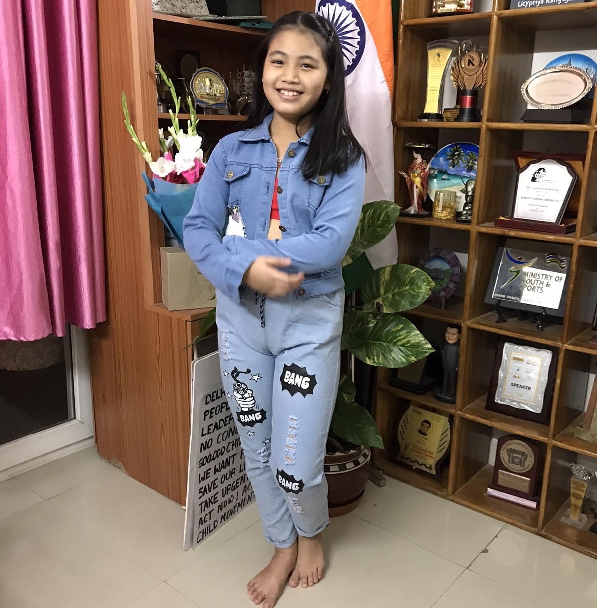 सोशल मीडिया पर फटी जींस की बाढ़