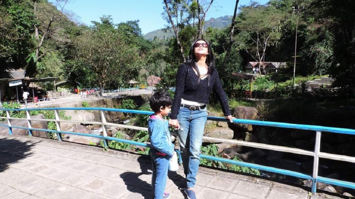 सोशल मीडिया पर फटी जींस की बाढ़