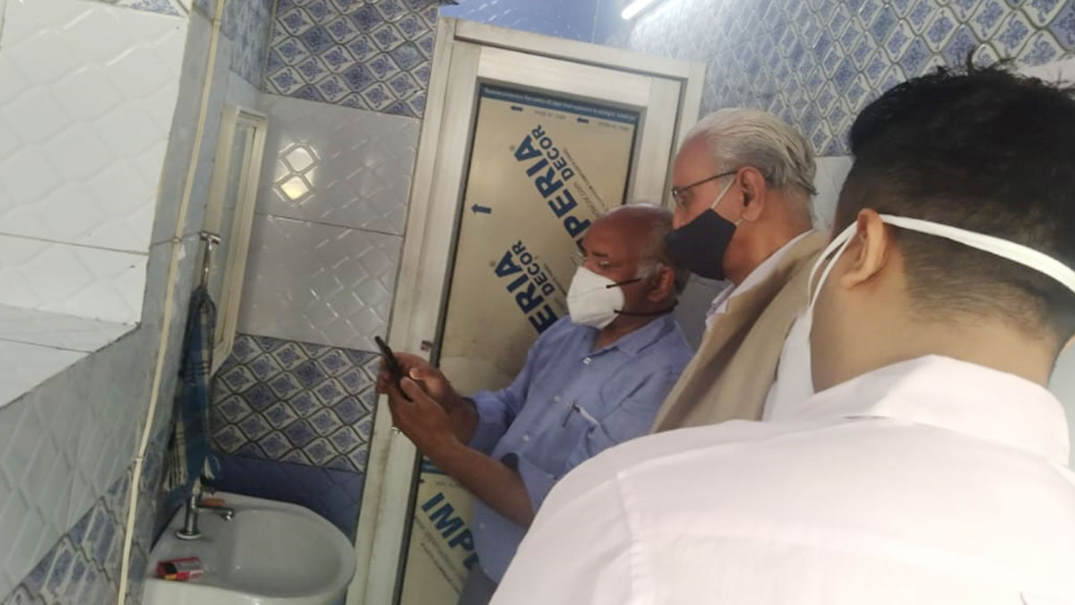 सार्वजनिक शौचालयों की शिकायत क्यूआर कोड से भी हो सकेगी (फोटो- राम किंकर सिंह)