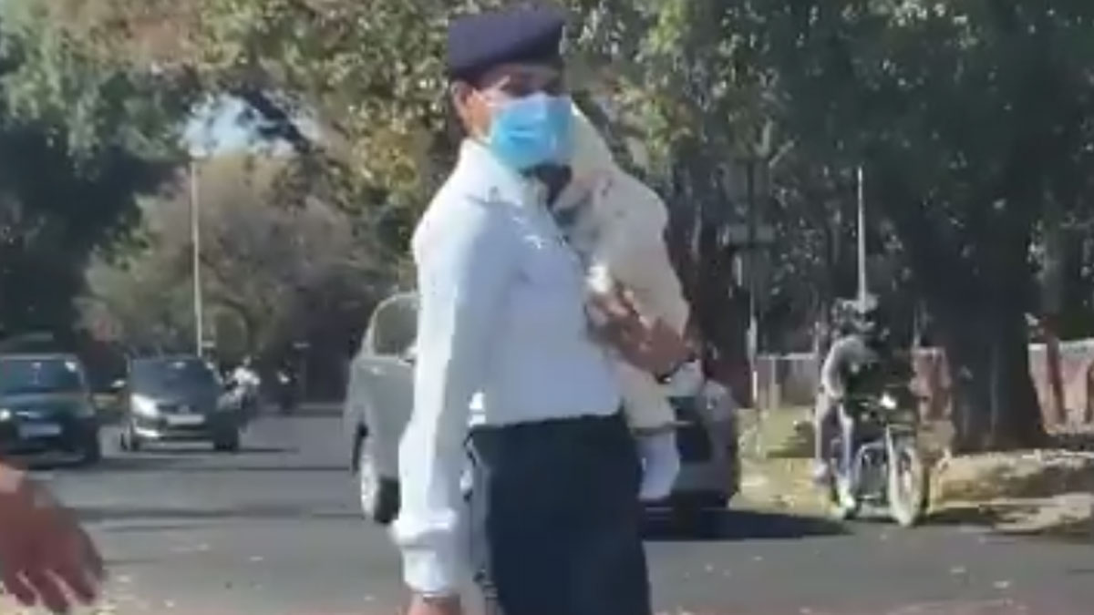 बच्‍चे को गोद में लेकर ट्रैफिक ड्यूटी कर रही थी महिला कांस्टेबल (फोटो- मनजीत सहगल)