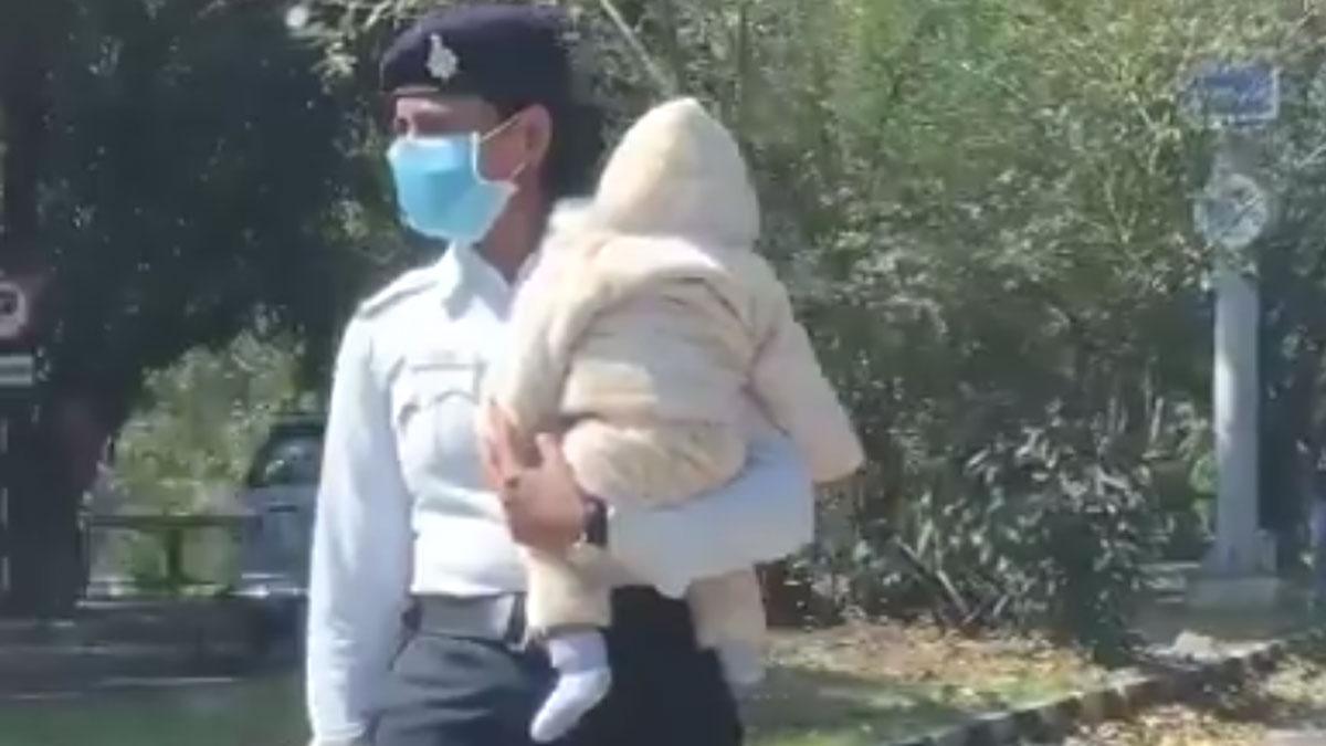 बच्‍चे को गोद में लेकर ट्रैफिक ड्यूटी कर रही थी महिला कांस्टेबल (फोटो- मंजीत सहगल)