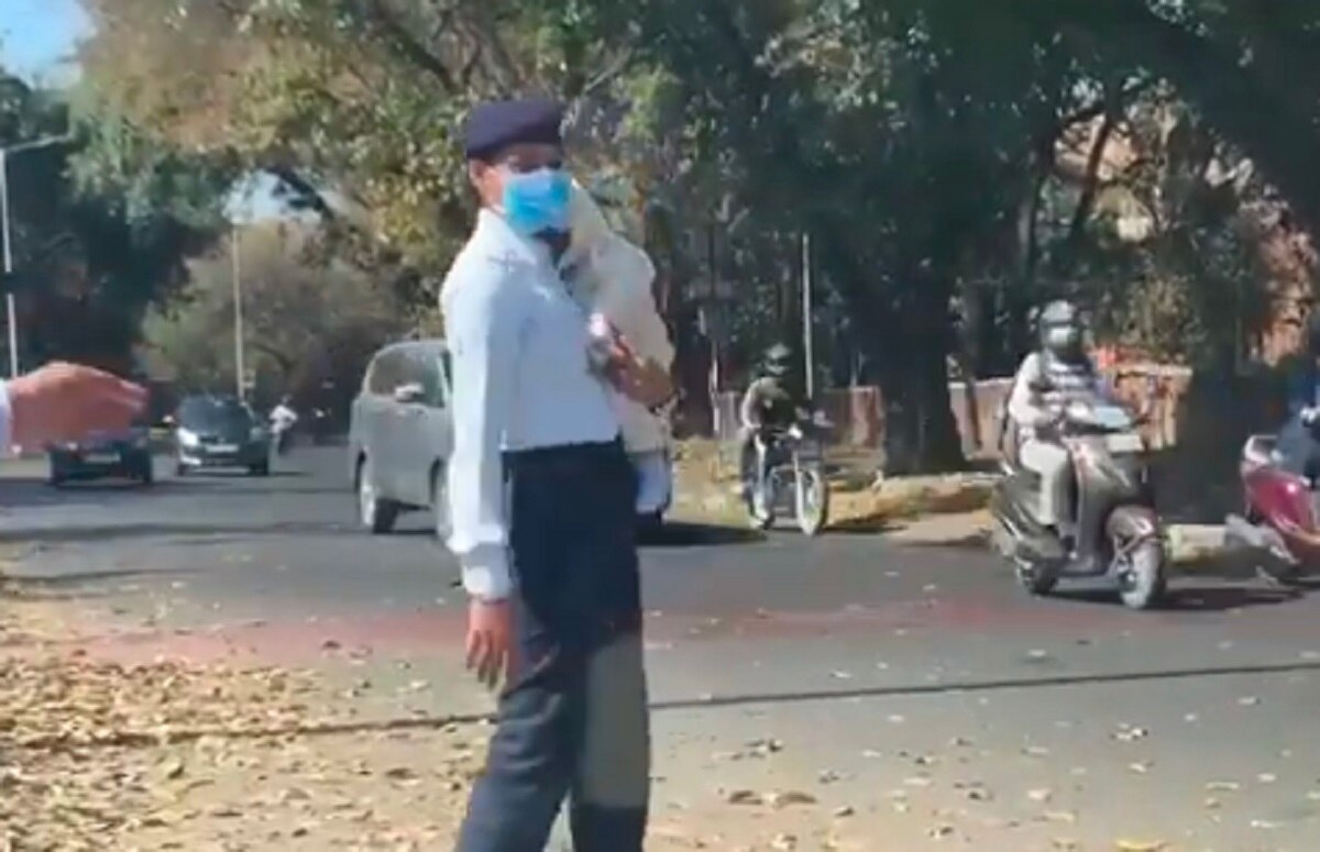 एक साल के बच्चे को गोद में लेकर कर रहीं ट्रैफिक कंट्रोल