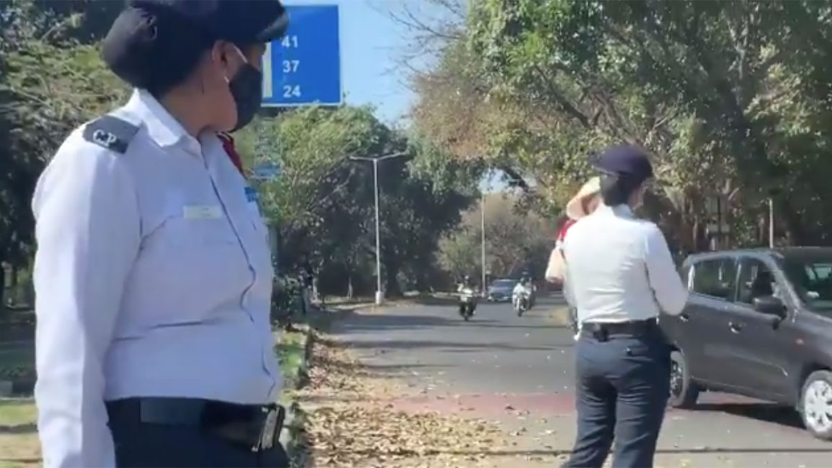 बच्‍चे को गोद में लेकर ट्रैफिक ड्यूटी कर रही थी महिला कांस्टेबल (फोटो- मनजीत सहगल)