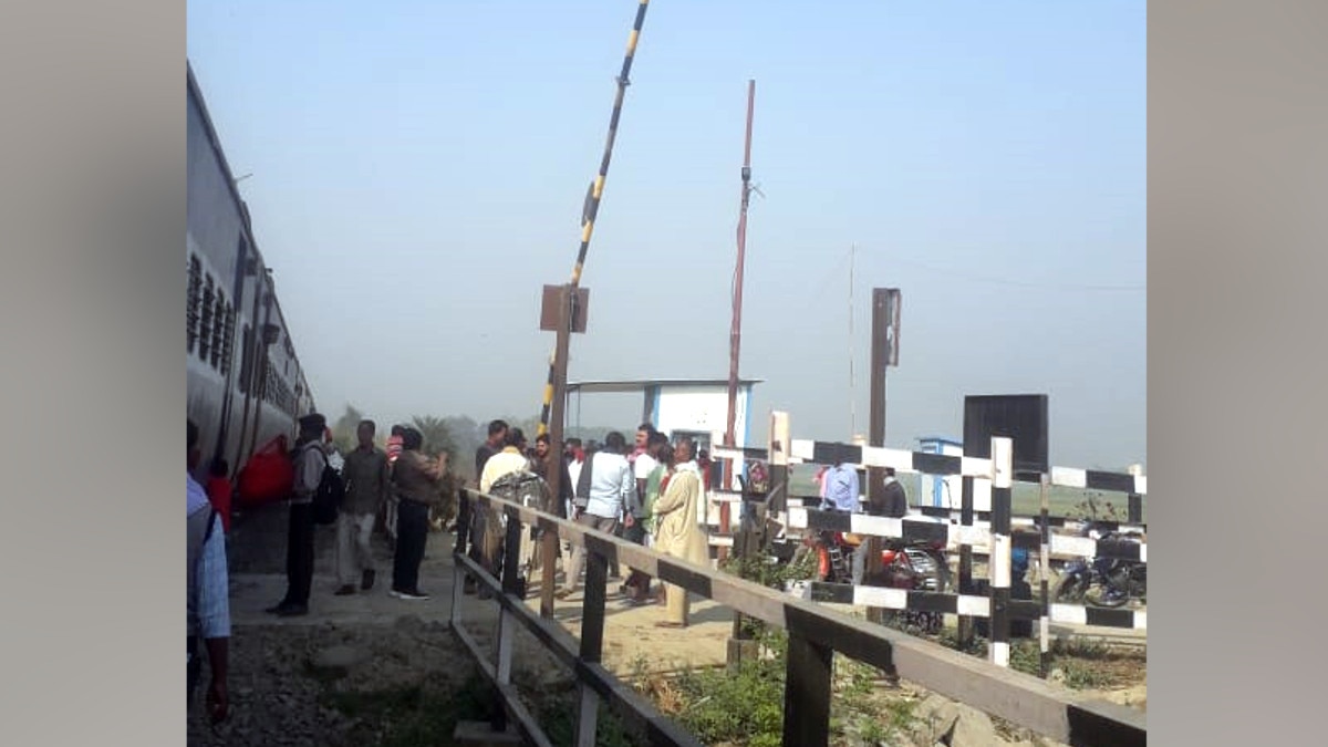 जेसीबी से टकराई ट्रेन तो उड़े परखच्चे,  ट्रेन का इंजन भी हुआ क्षतिग्रस्त 