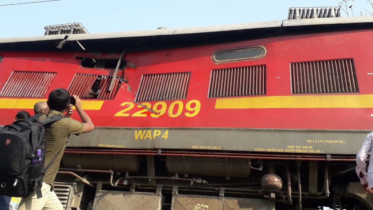 जेसीबी से टकराई ट्रेन तो उड़े परखच्चे,  ट्रेन का इंजन भी हुआ क्षतिग्रस्त 