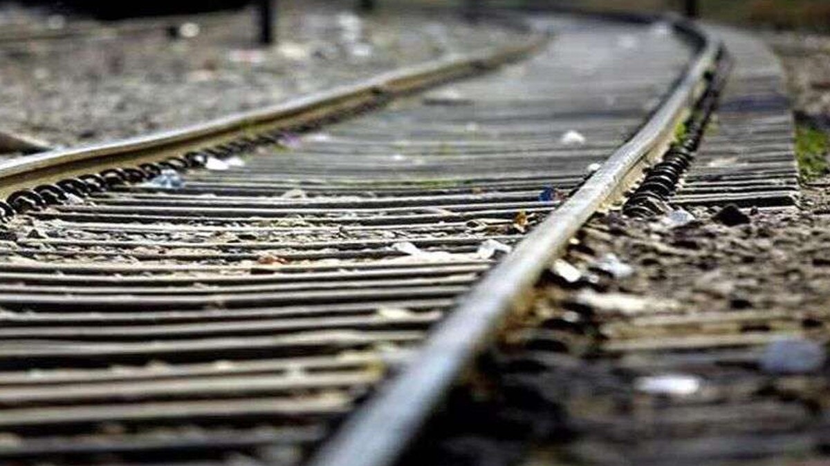 जेसीबी से टकराई ट्रेन तो उड़े परखच्चे,  ट्रेन का इंजन भी हुआ क्षतिग्रस्त 