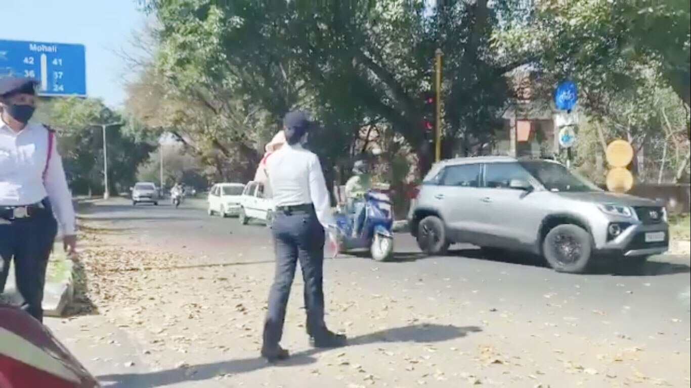 बच्‍चे को गोद में लेकर ट्रैफिक ड्यूटी कर रही थी महिला कांस्टेबल (फोटो- मनजीत सहगल)