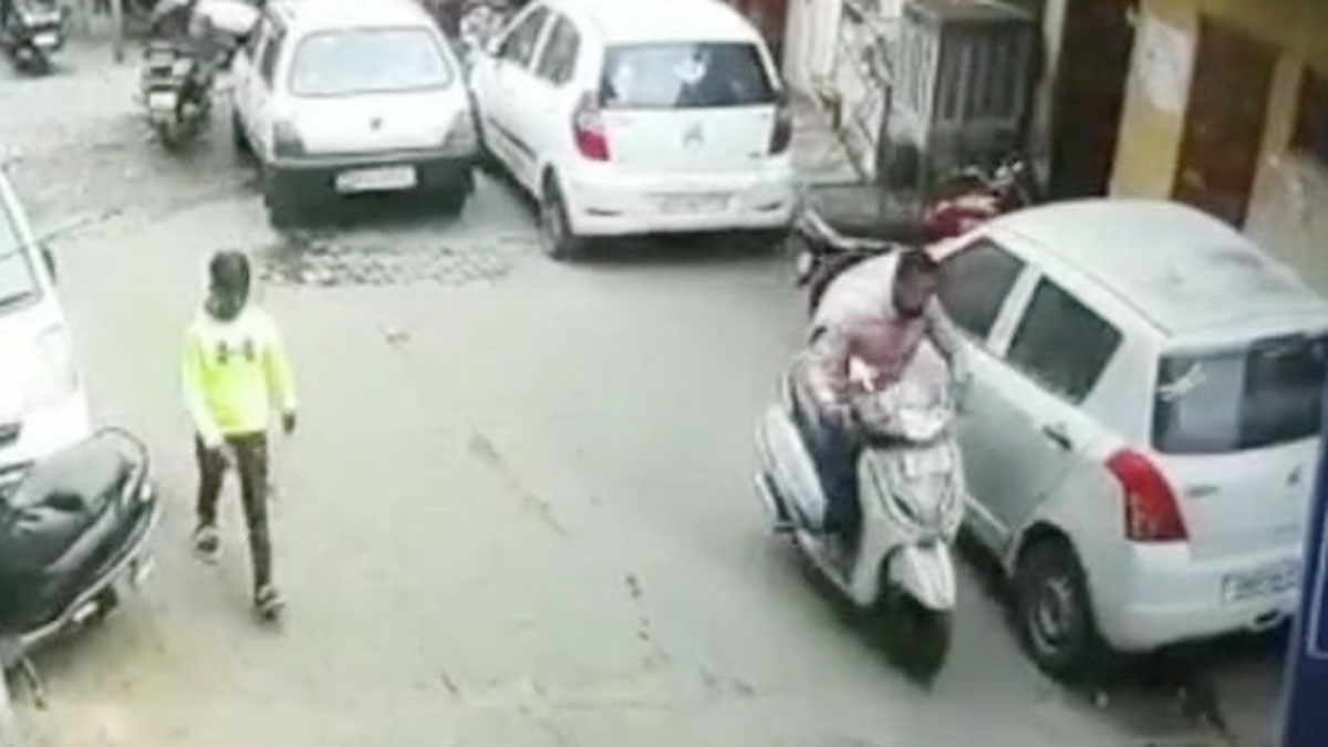 युवती के अंडरगारमेंट्स चोरी सीसीटीवी में कैद हुए चोर (फोटो- सीसीटीवी फुटेज)