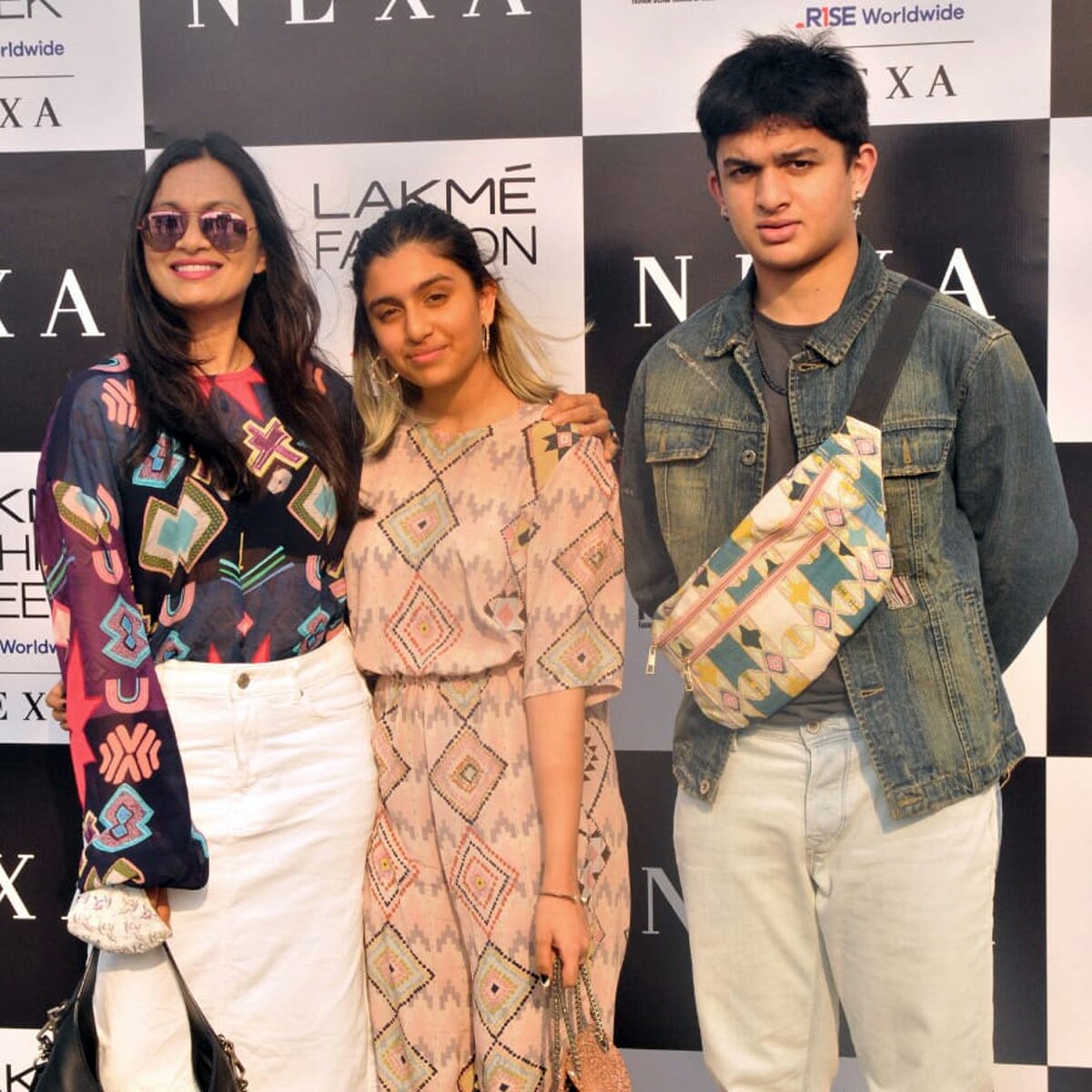 अरशद वारसी की पत्नी मार‍िया अपने बच्चों के साथ 