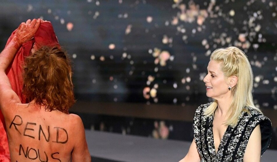 लॉकडाउन के विरोध में न्यूड हो गई फ्रांस की अभिनेत्री