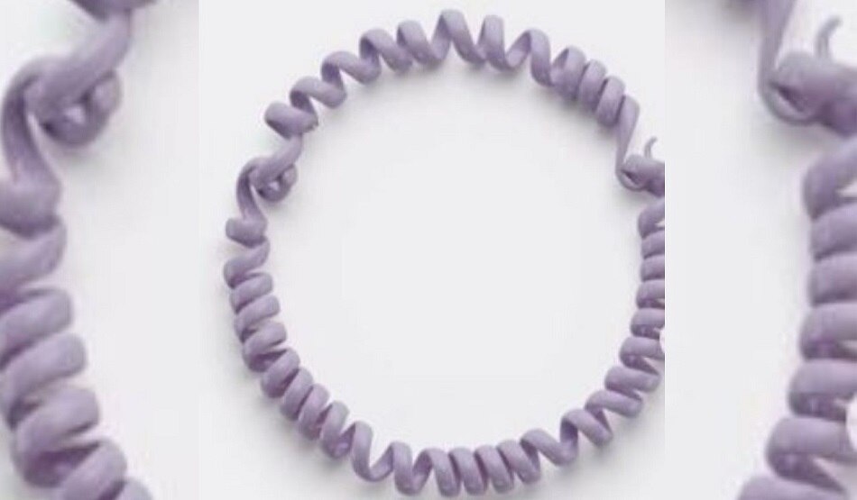 टेलीफोन कॉर्ड जैसी नेकलेस