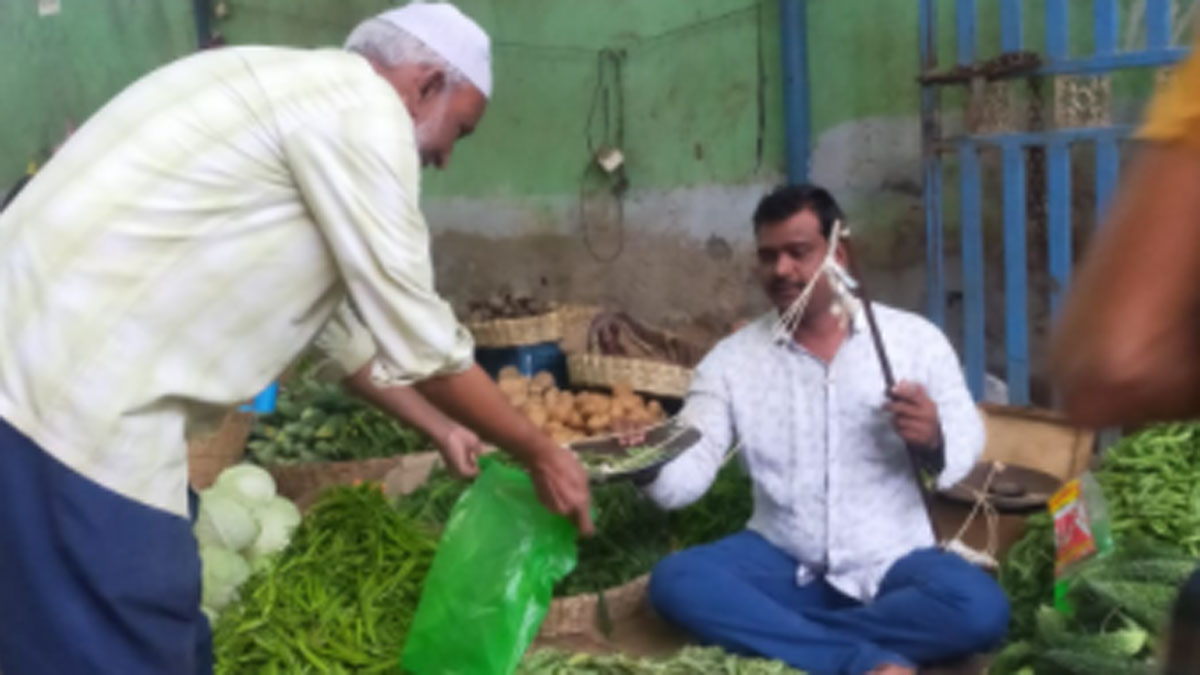 सब्जी बेचने वाला बना म्युनिसिपलिटी का चेयरमैन (फोटो- आशीष पांडेय)