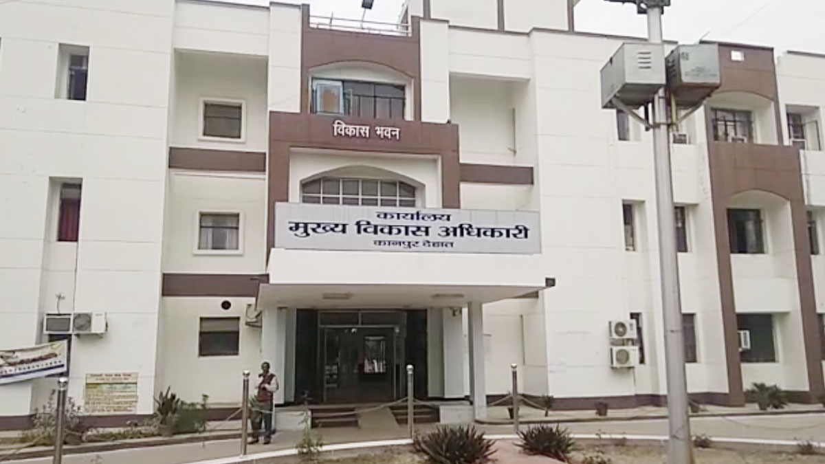 सरकारी बाबू ने की लड़की के साथ अश्लील हरकत (फोटो- रंजय सिंह)