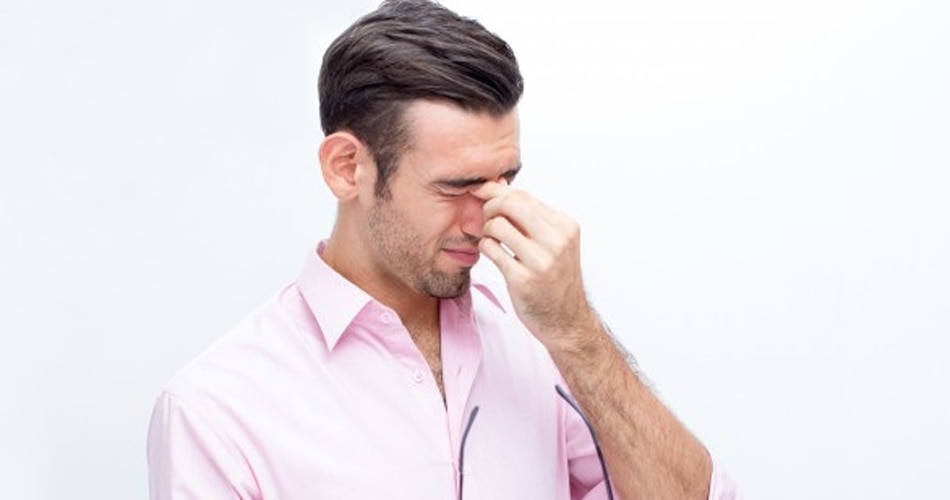 आंखों की वजह से होने वाला सिर दर्द