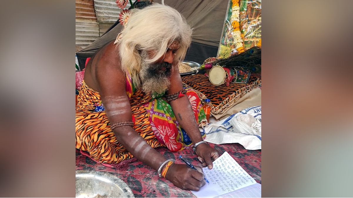  अपने हाथों से बनी रोटी वृंदावन कुंभ में ख‍िला रहे मौनी बाबा, कॉपी में ल‍िखकर देते हैं हर सवाल का जवाब 