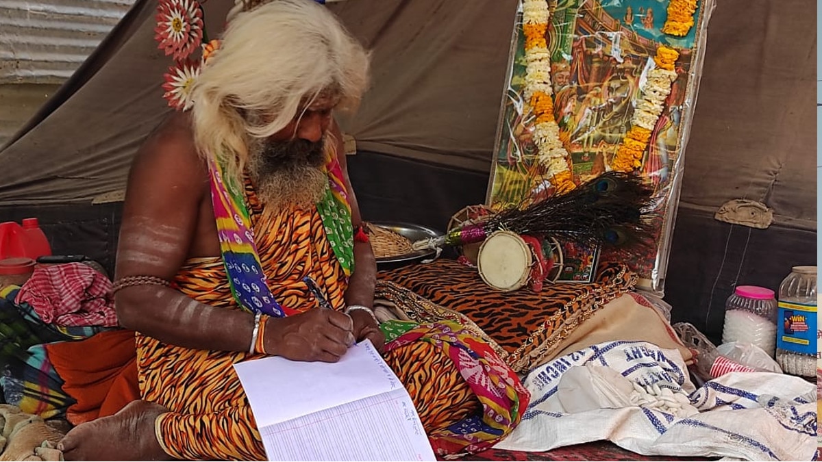  अपने हाथों से बनी रोटी वृंदावन कुंभ में ख‍िला रहे मौनी बाबा, कॉपी में ल‍िखकर देते हैं हर सवाल का जवाब 