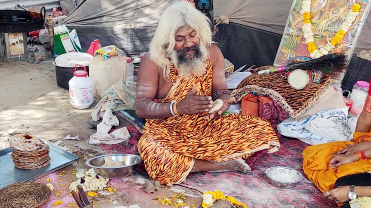  अपने हाथों से बनी रोटी वृंदावन कुंभ में ख‍िला रहे मौनी बाबा, कॉपी में ल‍िखकर देते हैं हर सवाल का जवाब 