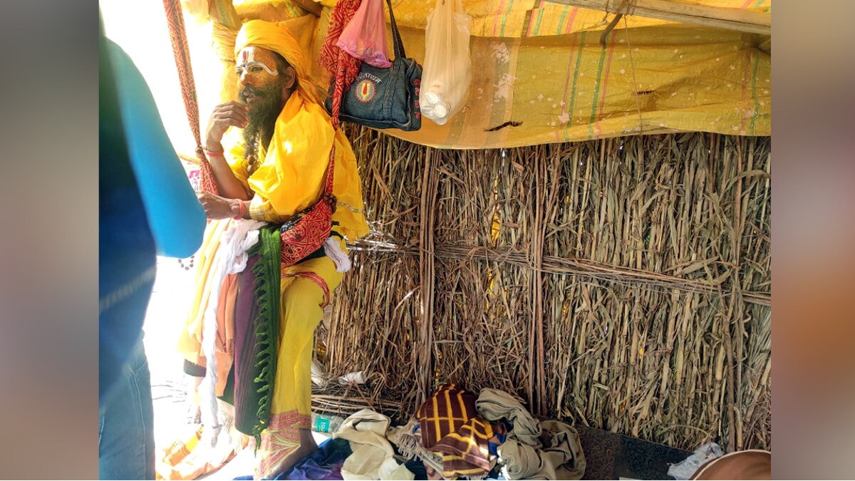 अपने हाथों से बनी रोटी वृंदावन कुंभ में ख‍िला रहे मौनी बाबा, कॉपी में ल‍िखकर देते हैं हर सवाल का जवाब 