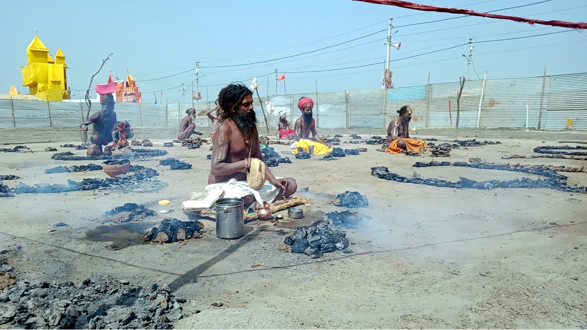  अपने हाथों से बनी रोटी वृंदावन कुंभ में ख‍िला रहे मौनी बाबा, कॉपी में ल‍िखकर देते हैं हर सवाल का जवाब 