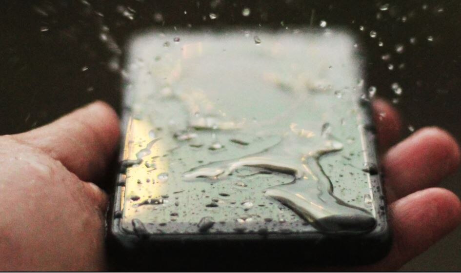 smartphone water spill
