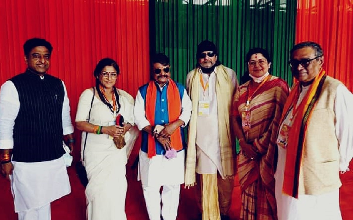 मैदान में मोदी सड़क पर ममता