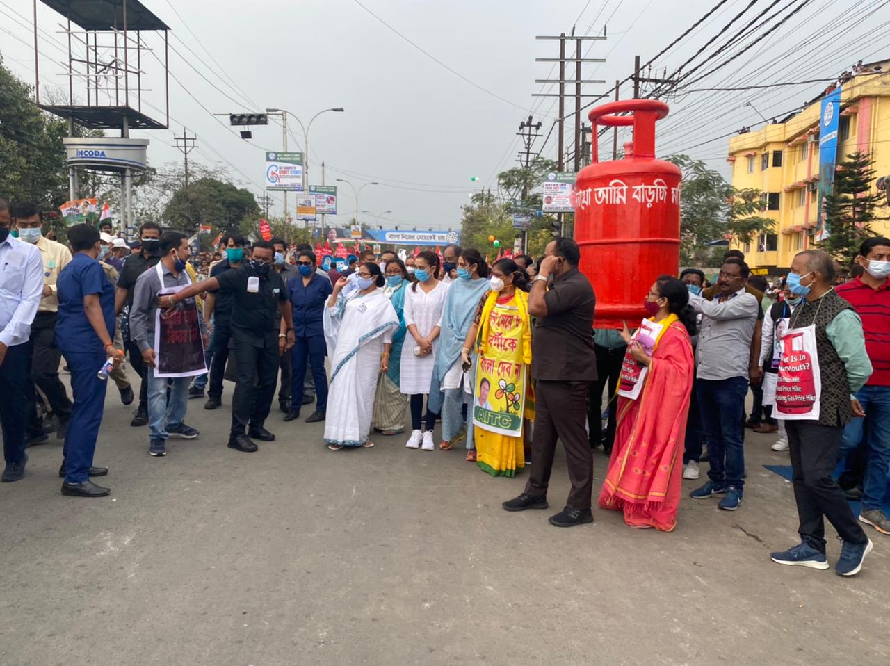 मैदान में मोदी सड़क पर ममता