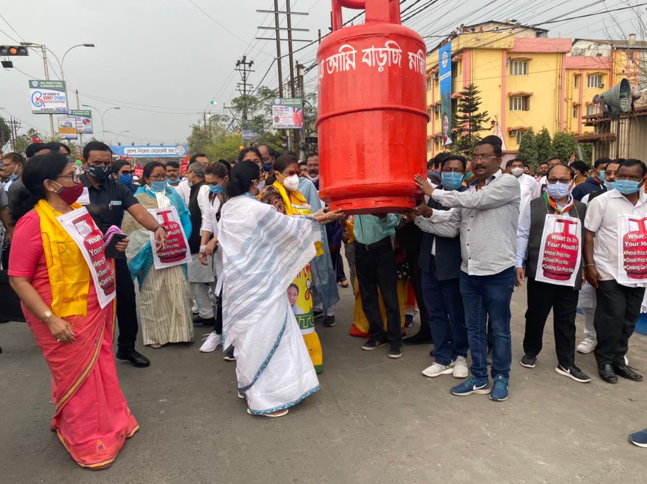 मैदान में मोदी सड़क पर ममता