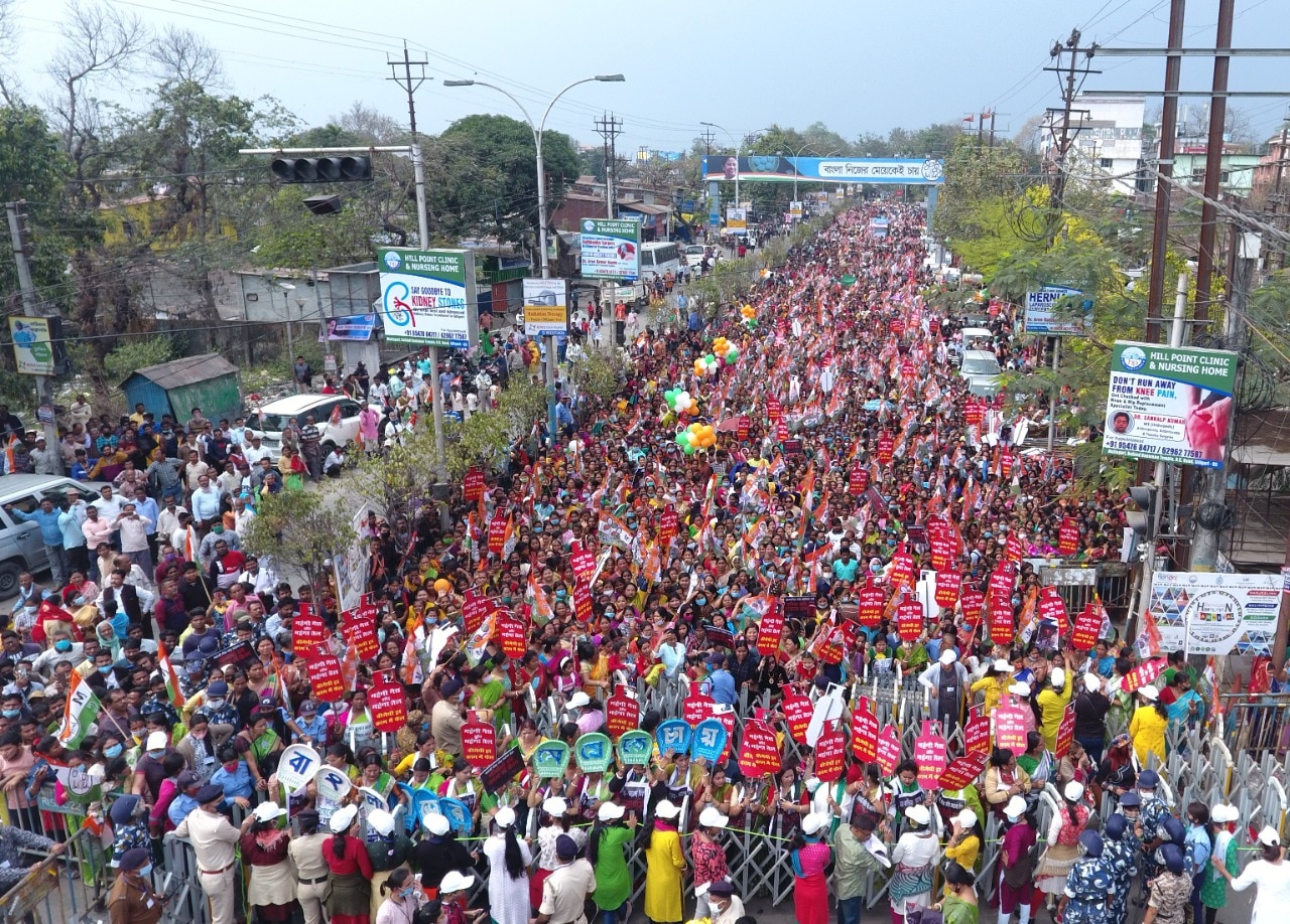 मैदान में मोदी सड़क पर ममता