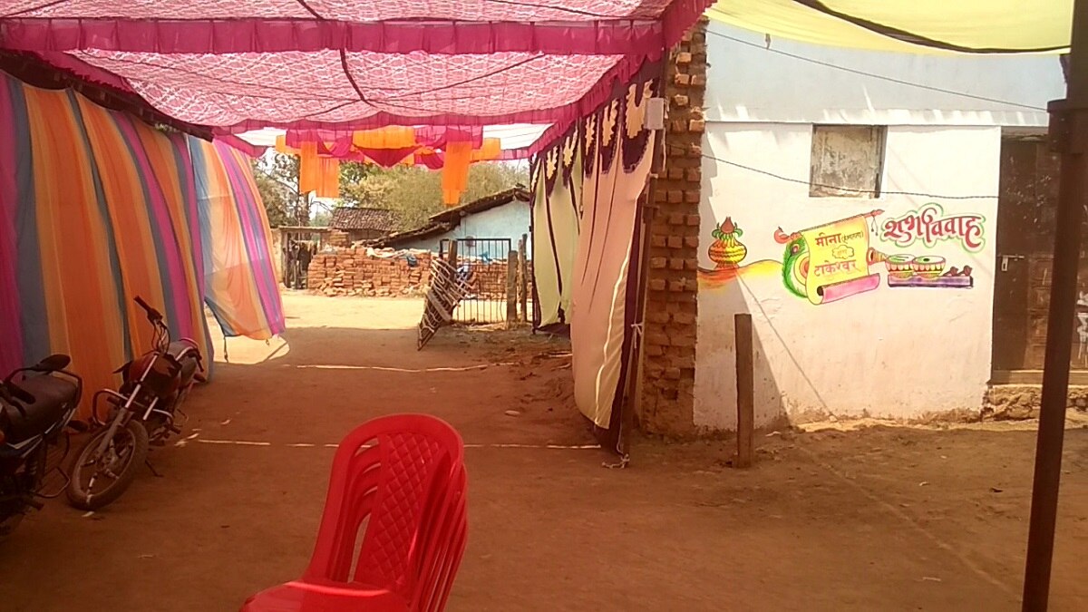 शादी में लड़कियों की फोटो खींच रहे थे युवक