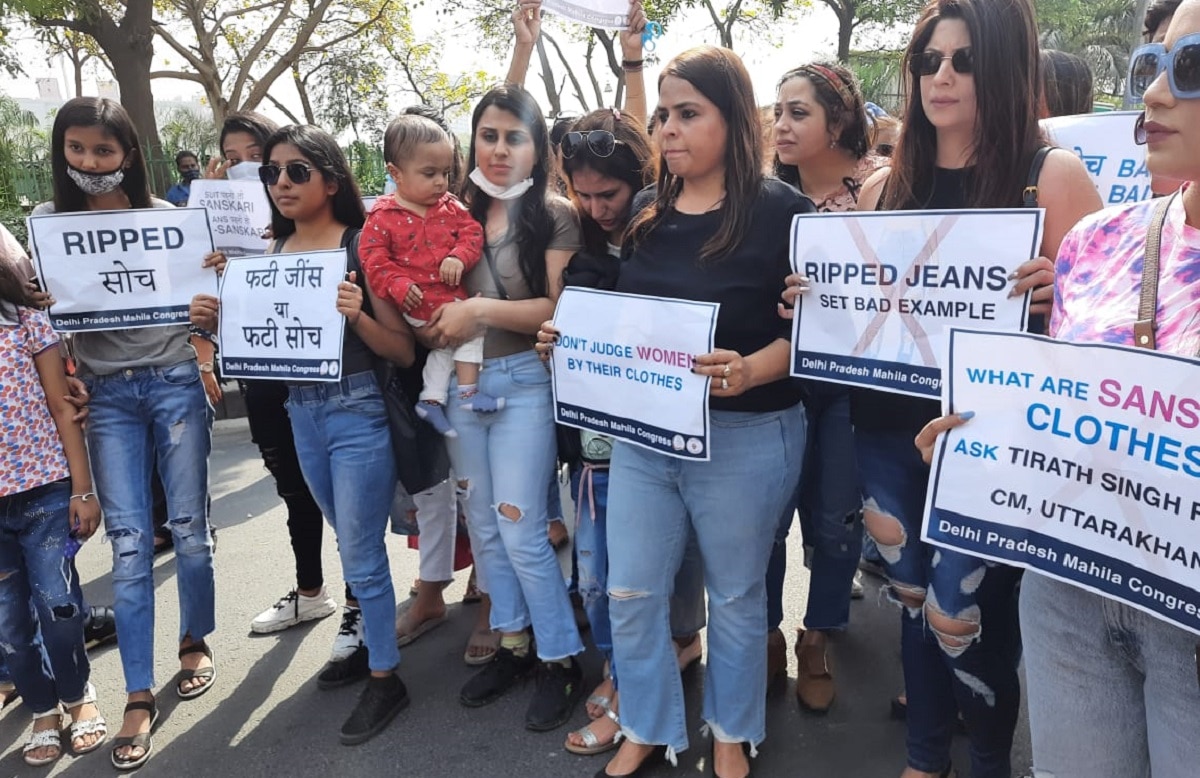 कांग्रेस महिला नेताओं ने कैंची से फाड़ी अपनी जींस