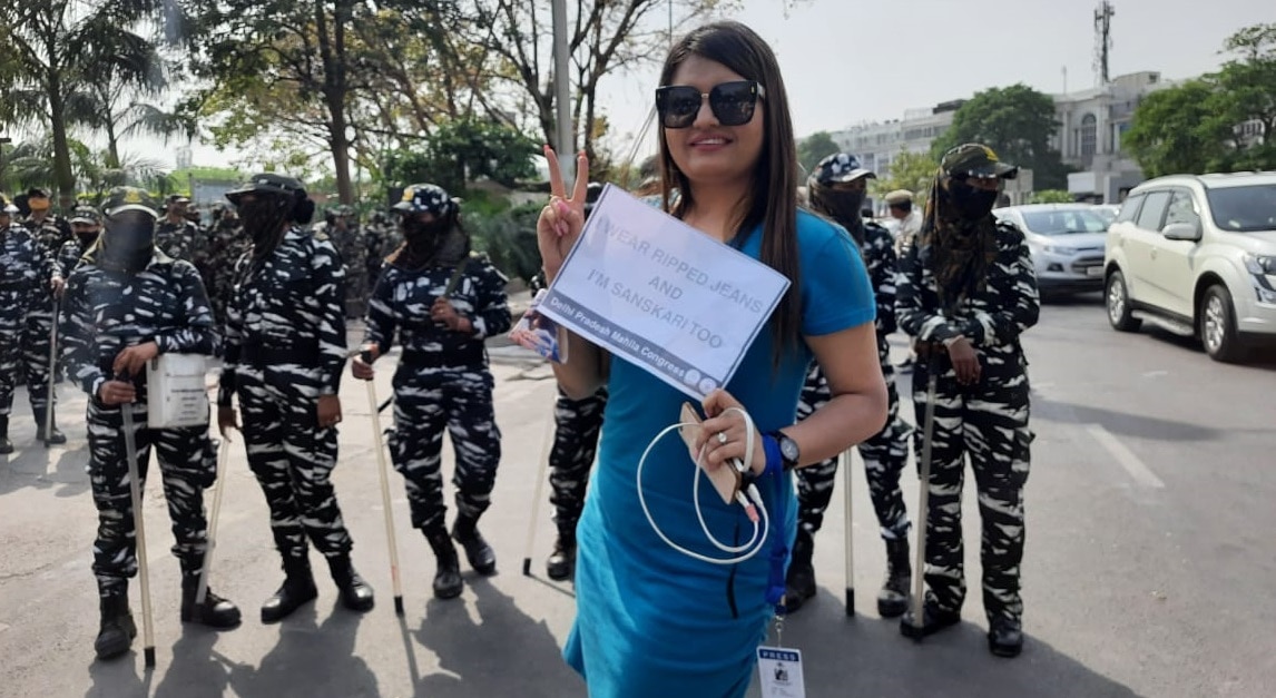 कांग्रेस महिला नेताओं ने कैंची से फाड़ी अपनी जींस