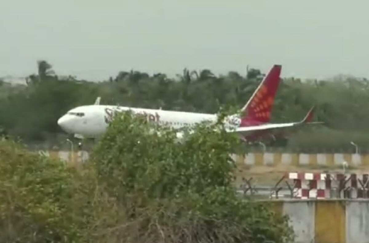 एक घंटे तक हवा में मंडराता रहा विमान