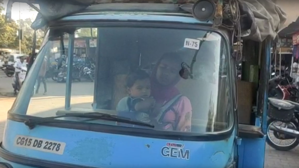 बच्चे को गोद में लेकर ऑटो रिक्शा चलाती महिला (फोटो- सुमित सिंह)
