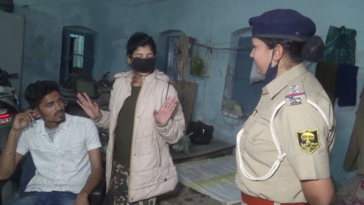 थाने पहुंचकर नाबालिग लड़की ने जमकर काटा बवाल  (फोटो- संदीप आनंद)