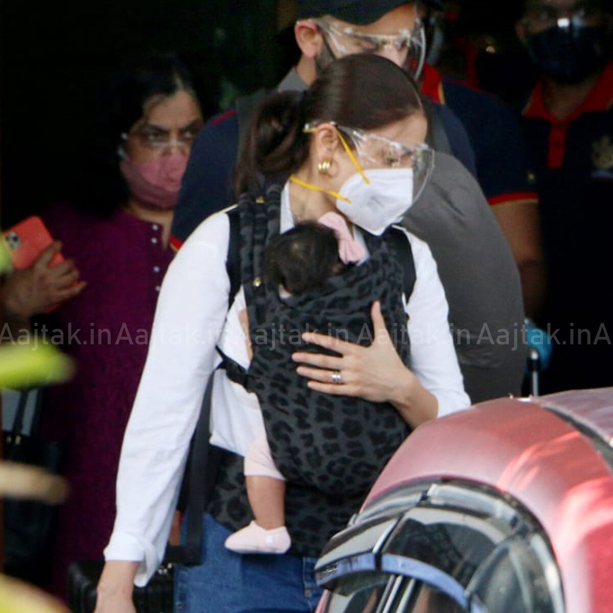 अनुष्का-व‍िराट बेटी वामिका के साथ 