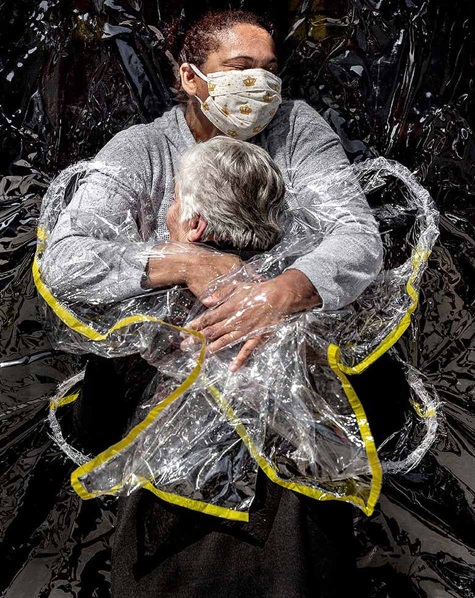 Amazing Photographs of the first embrace