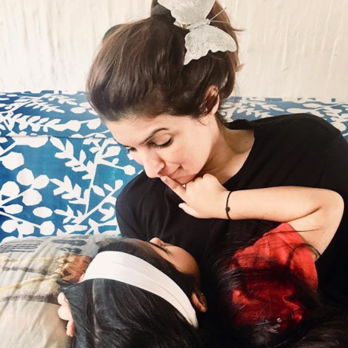 ट्व‍िंंकल खन्ना बेटी नितारा के साथ 