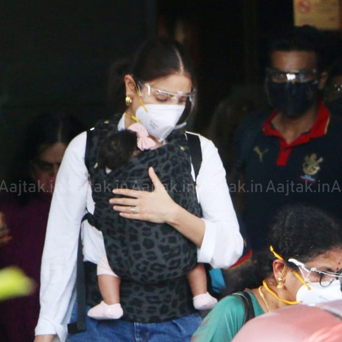 अनुष्का बेटी वामिका के साथ 