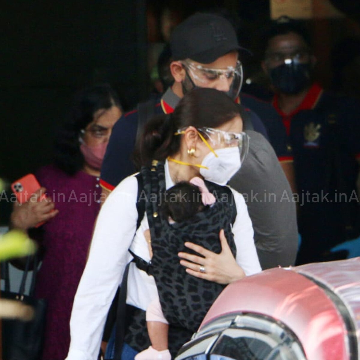 अनुष्का-व‍िराट बेटी वामिका के साथ 