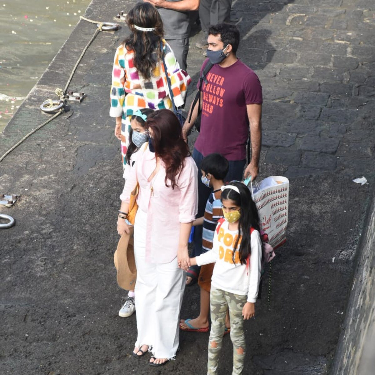 ट्व‍िंंकल खन्ना बेटी नितारा के साथ   