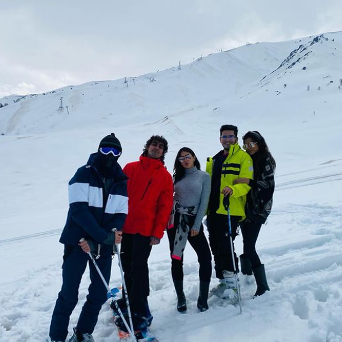 सारा अली खान दोस्तों के साथ 