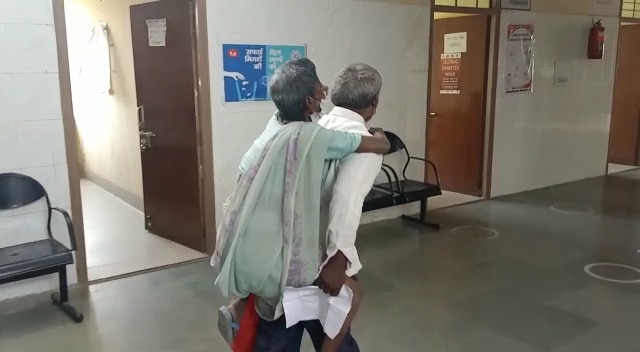 नहीं मिली स्ट्रेचर, मां को पीठ पर लेकर डॉक्टर के पास पहुंचा शख्स 