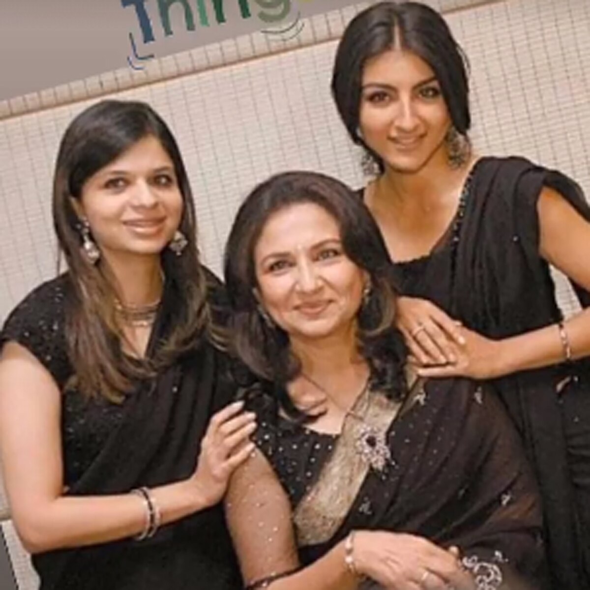 बेटियों संग शर्मिला 